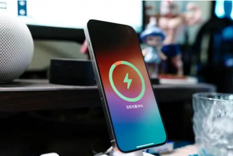 博兴苹果15换屏服务分享用什么充电器给iPhone15充电更好 